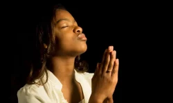 praying-african