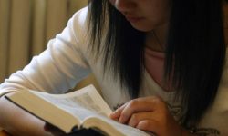 woman-reading-bible-op-800x533